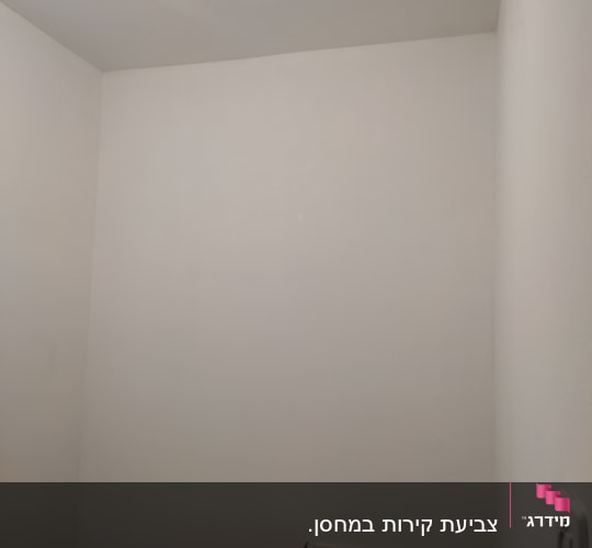 קיר לבן עם קופסה פתוחה בפינה